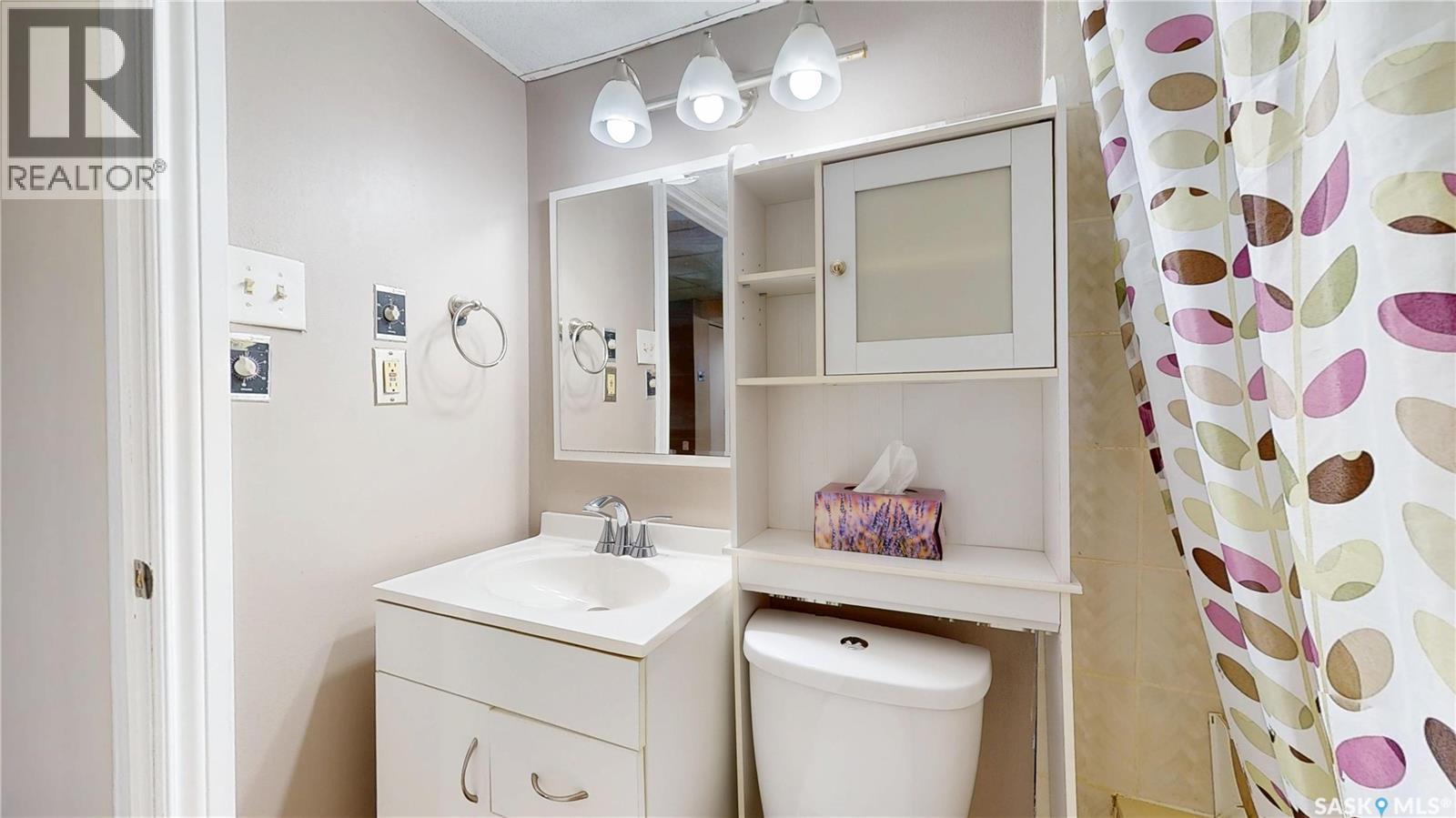1134 Brown Street, Regina, SK - Indoor Photo Showing Bathroom