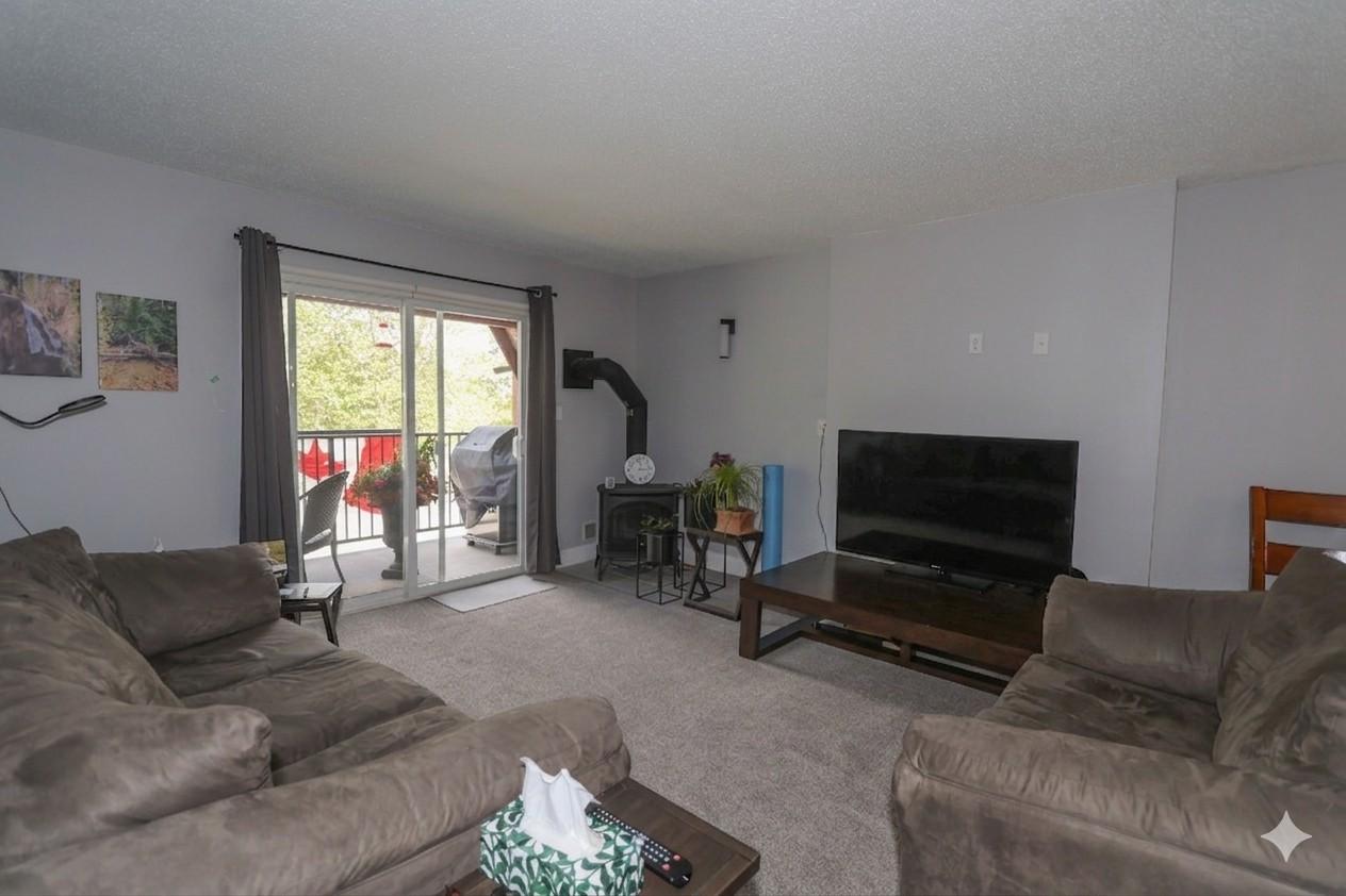 221-223-1051 Gerry Sorensen Way, Kimberley, BC - Indoor Photo Showing Living Room