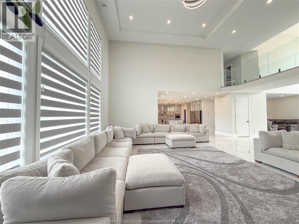 7 Cypress Pointe, Leamington, ON - Indoor Photo Showing Living Room