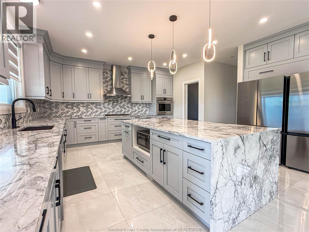 7 Cypress Pointe, Leamington, ON - Indoor Photo Showing Kitchen With Upgraded Kitchen