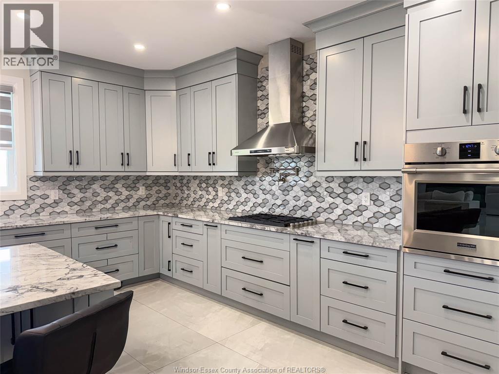 7 Cypress Pointe, Leamington, ON - Indoor Photo Showing Kitchen With Upgraded Kitchen