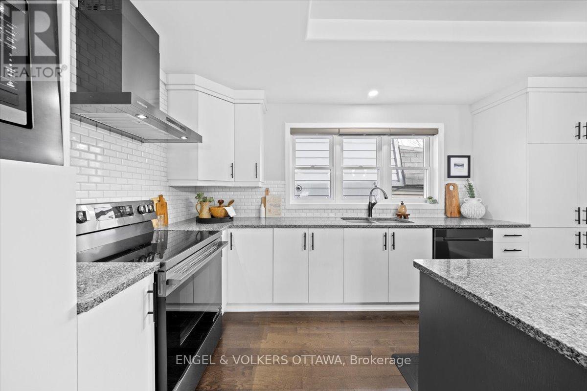1005 Gold Crescent, Ottawa, ON - Indoor Photo Showing Kitchen With Upgraded Kitchen