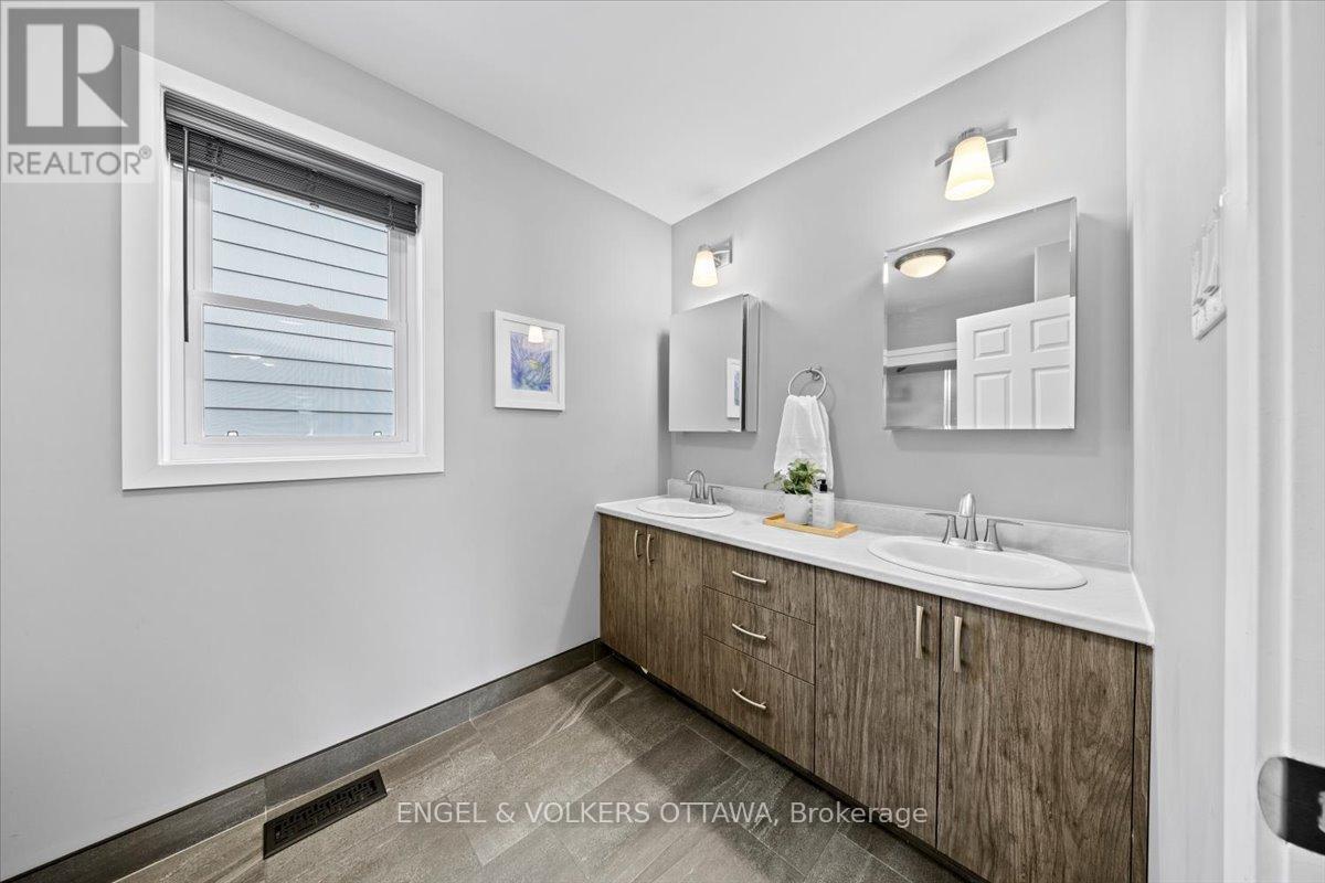 1005 Gold Crescent, Ottawa, ON - Indoor Photo Showing Bathroom