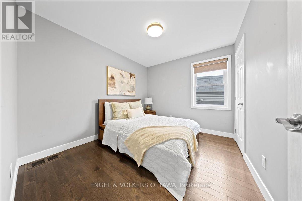 1005 Gold Crescent, Ottawa, ON - Indoor Photo Showing Bedroom