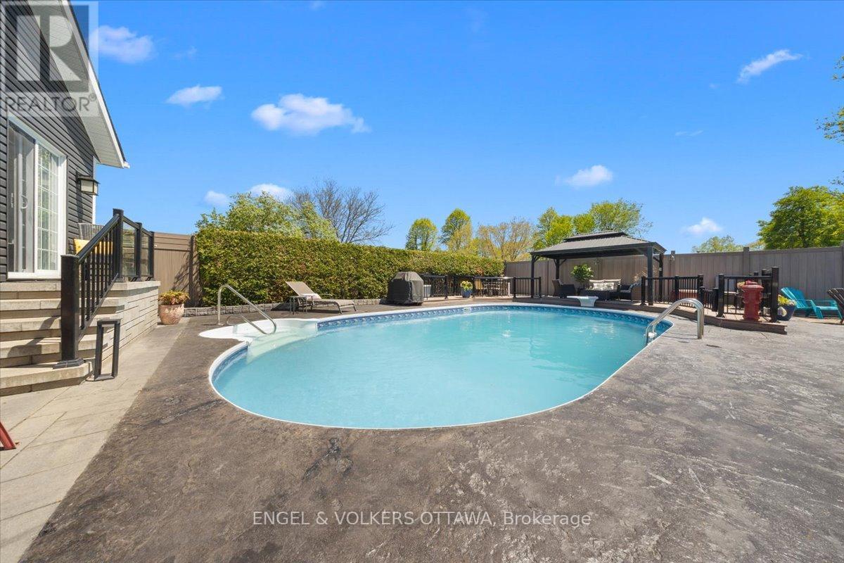1005 Gold Crescent, Ottawa, ON - Outdoor With In Ground Pool With Backyard