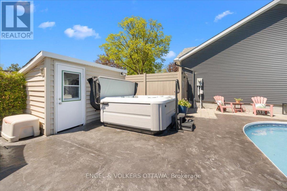 1005 Gold Crescent, Ottawa, ON - Outdoor With Exterior