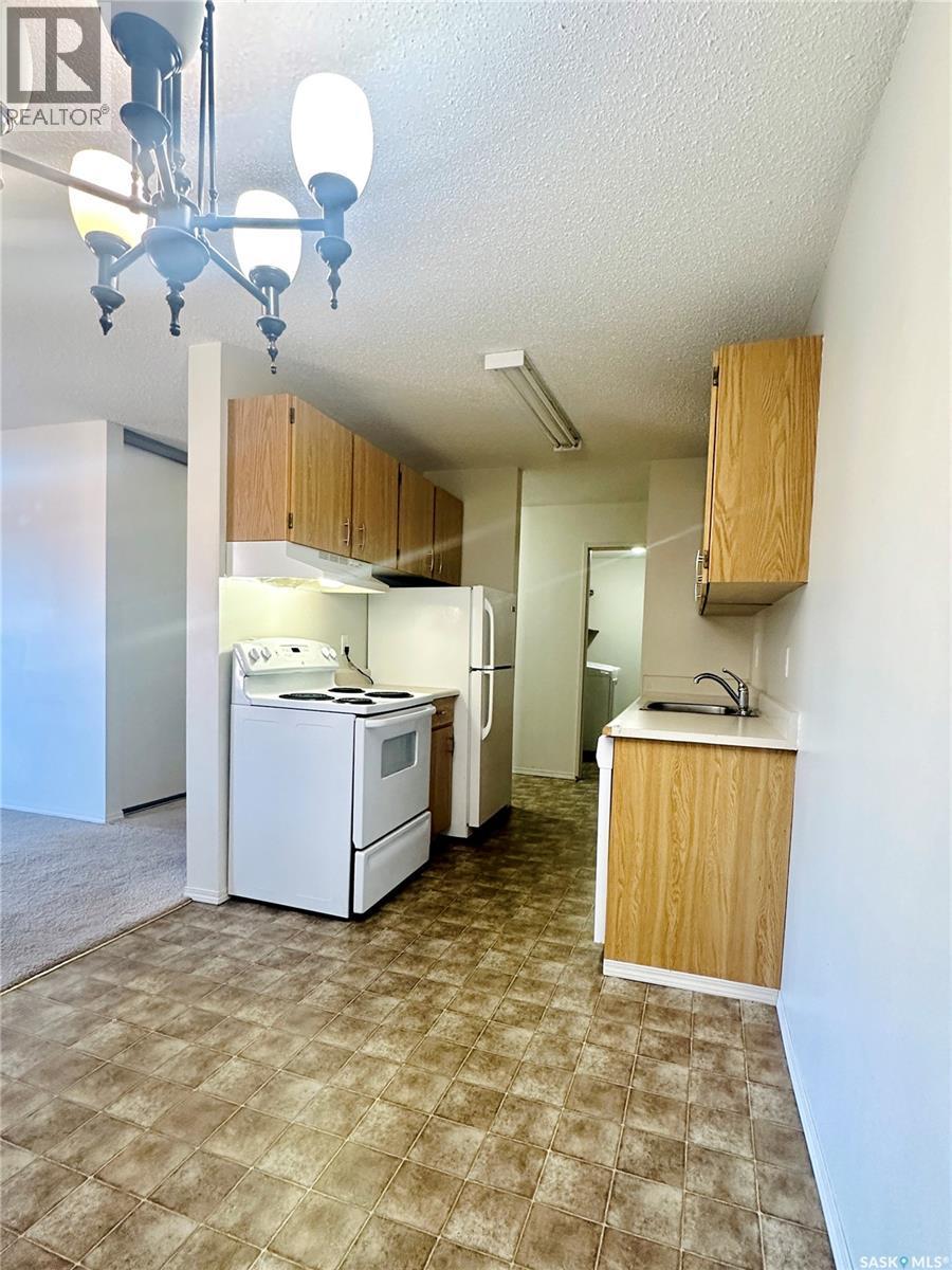 305 1110 9Th Avenue Ne, Swift Current, SK - Indoor Photo Showing Kitchen