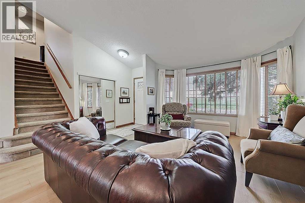 42 Sundown Close Se, Calgary, AB - Indoor Photo Showing Living Room