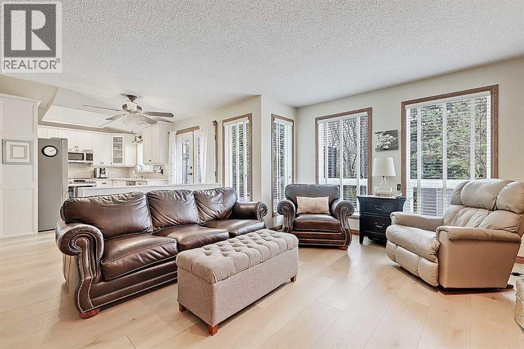 42 Sundown Close Se, Calgary, AB - Indoor Photo Showing Living Room
