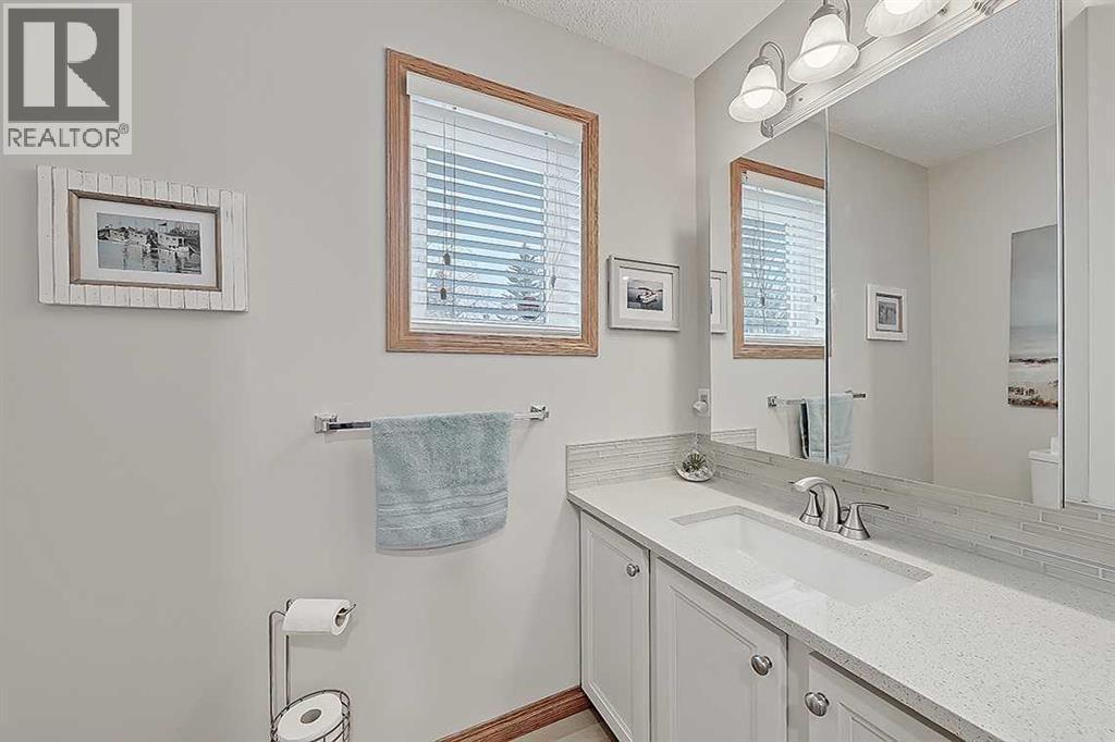 42 Sundown Close Se, Calgary, AB - Indoor Photo Showing Bathroom