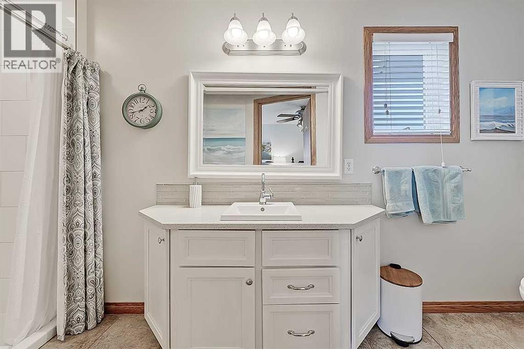 42 Sundown Close Se, Calgary, AB - Indoor Photo Showing Bathroom