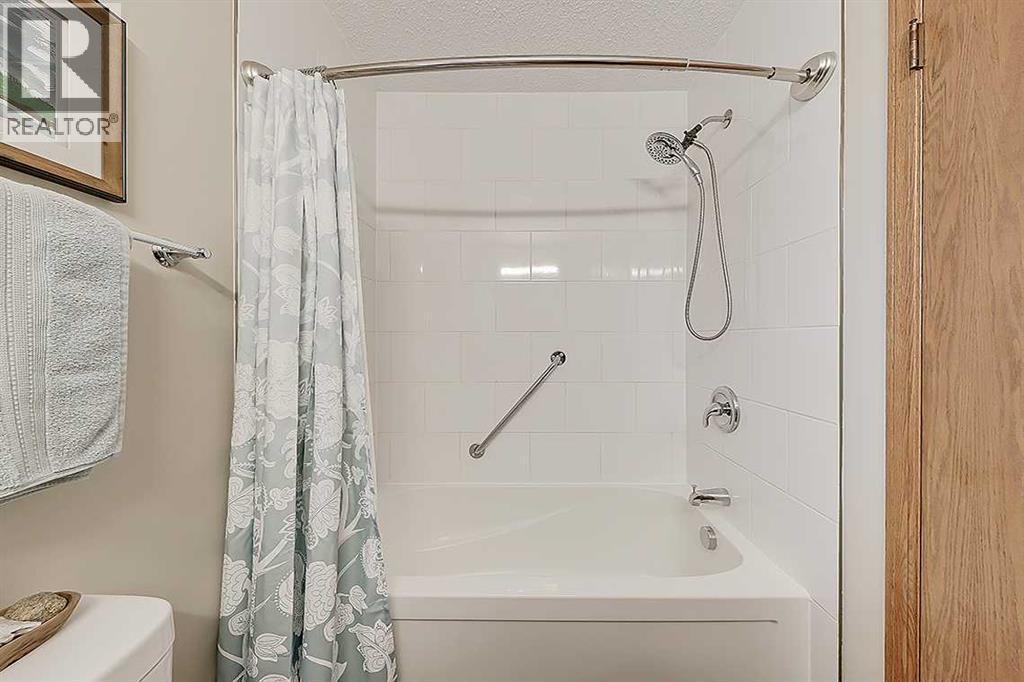 42 Sundown Close Se, Calgary, AB - Indoor Photo Showing Bathroom