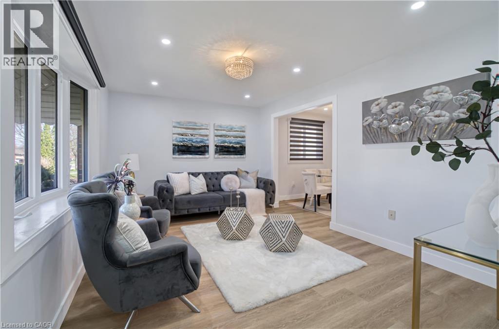 60 Lysanda Avenue, London, ON - Indoor Photo Showing Living Room