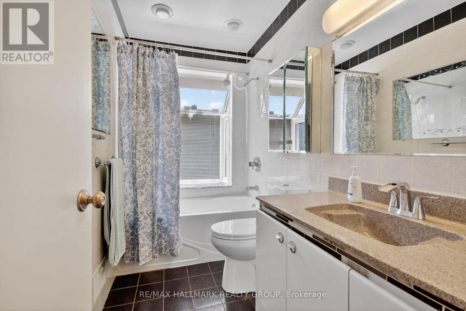 Main bathroom - 2966 Linton Road, Ottawa, ON - Indoor Photo Showing Bathroom