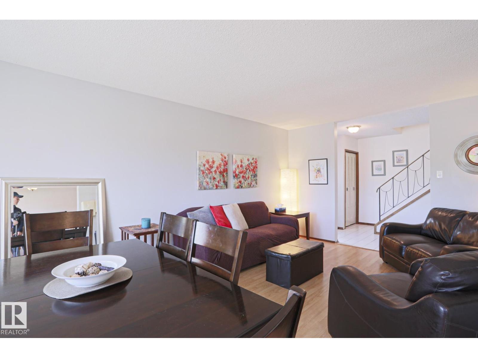 9324 80 Av Nw, Edmonton, AB - Indoor Photo Showing Living Room