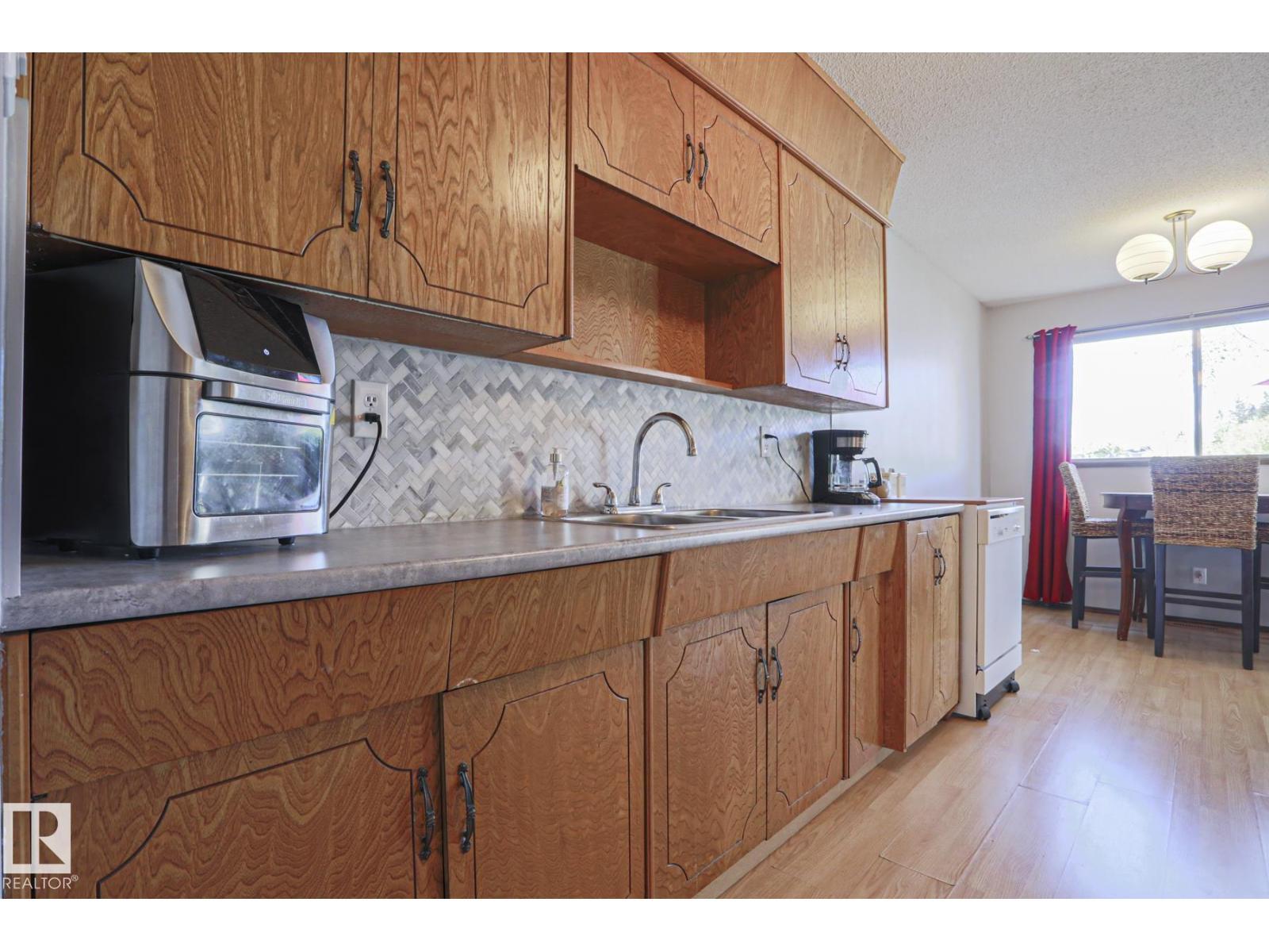 9324 80 Av Nw, Edmonton, AB - Indoor Photo Showing Kitchen