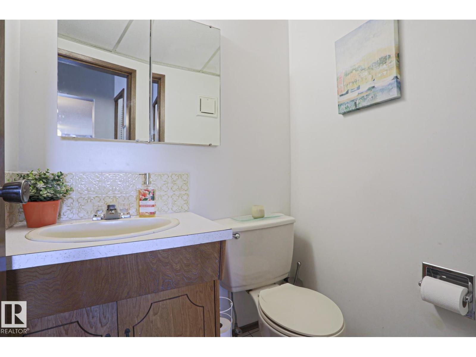 9324 80 Av Nw, Edmonton, AB - Indoor Photo Showing Bathroom