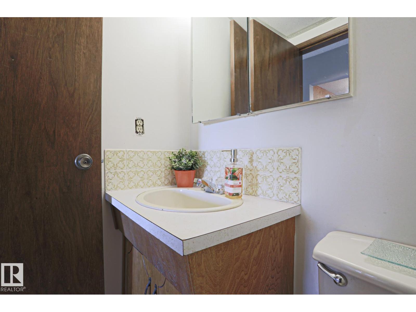 9324 80 Av Nw, Edmonton, AB - Indoor Photo Showing Bathroom