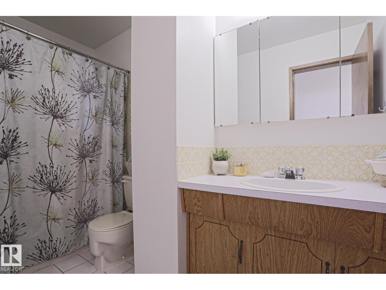 9324 80 Av Nw, Edmonton, AB - Indoor Photo Showing Bathroom