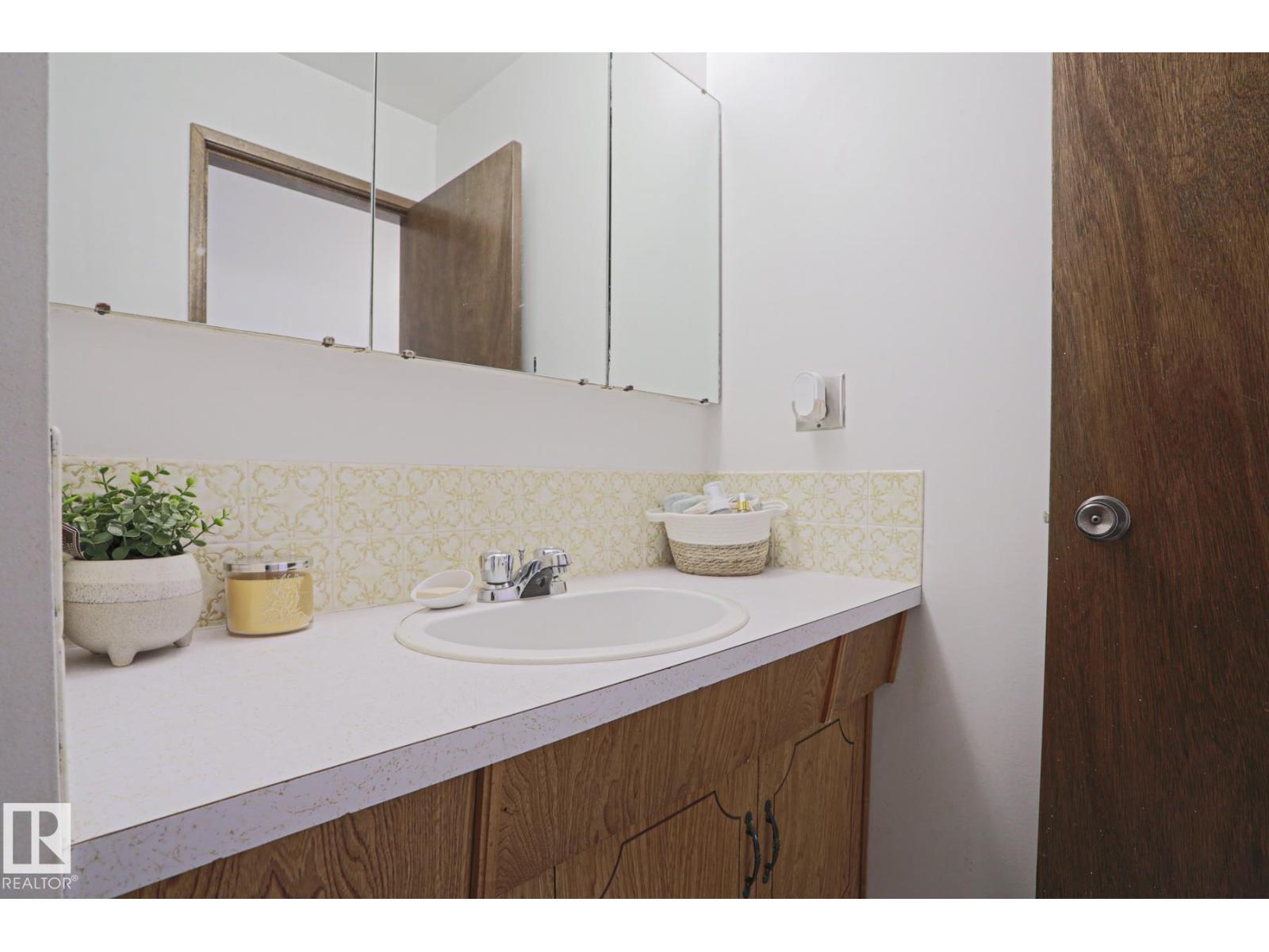 9324 80 Av Nw, Edmonton, AB - Indoor Photo Showing Bathroom