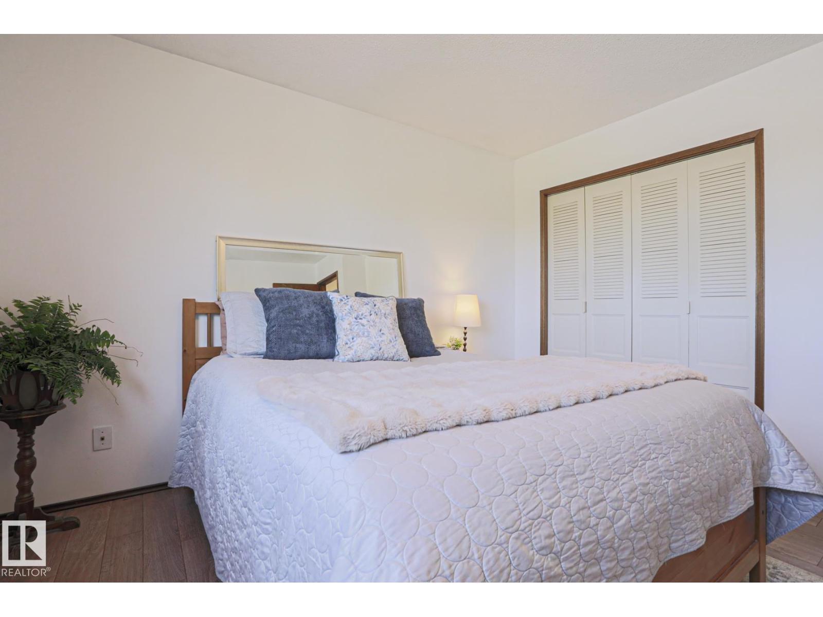 9324 80 Av Nw, Edmonton, AB - Indoor Photo Showing Bedroom