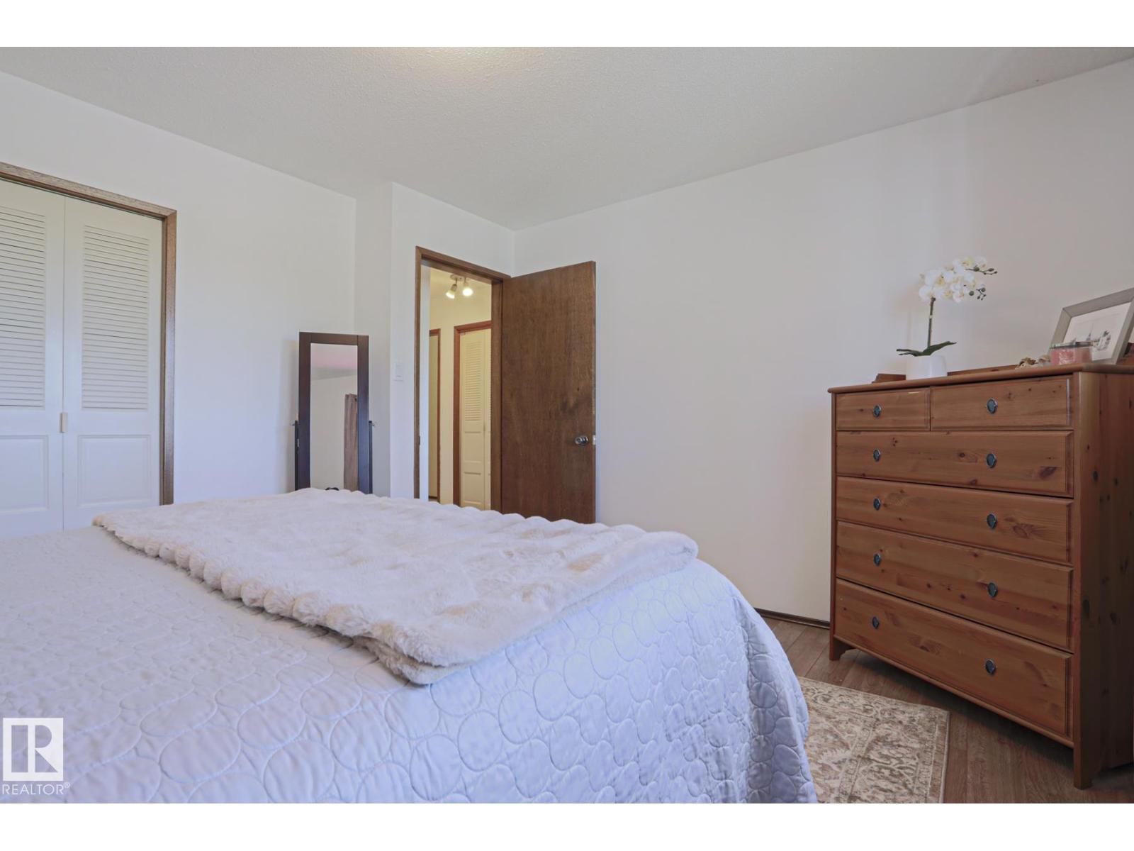 9324 80 Av Nw, Edmonton, AB - Indoor Photo Showing Bedroom
