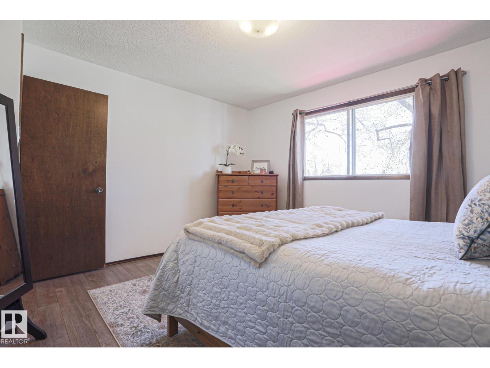 9324 80 Av Nw, Edmonton, AB - Indoor Photo Showing Bedroom