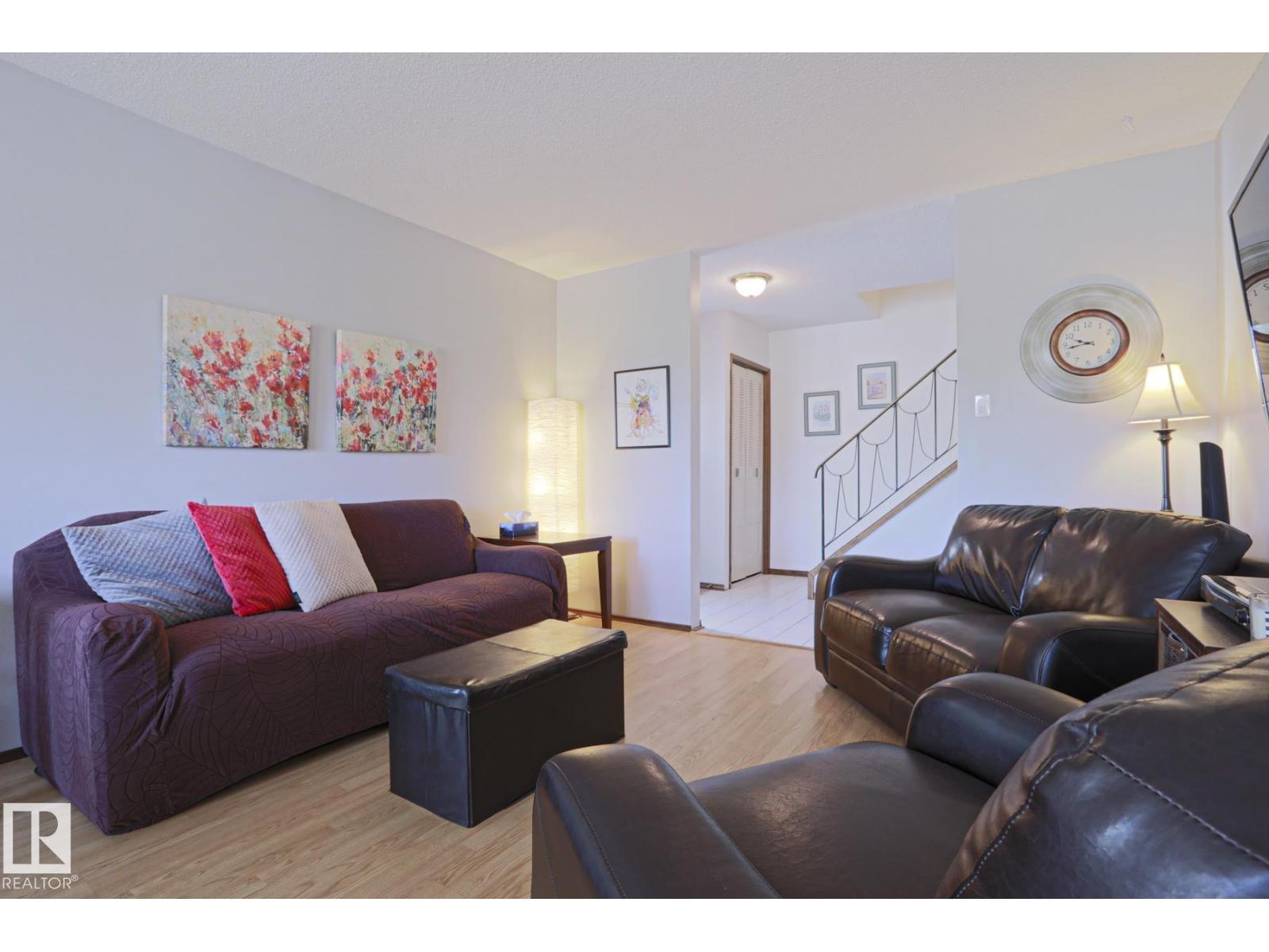 9324 80 Av Nw, Edmonton, AB - Indoor Photo Showing Living Room