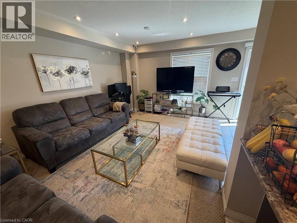 25 Bethune Avenue, Hamilton, ON - Indoor Photo Showing Living Room