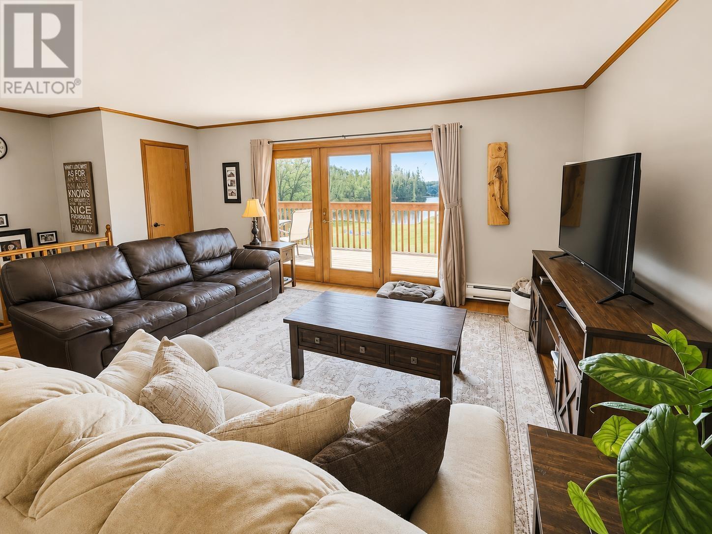 22 Catfish Rd, Wawa, ON - Indoor Photo Showing Living Room