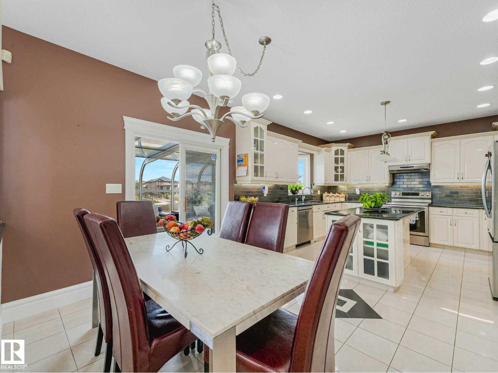 7516 161A Av Nw, Edmonton, AB - Indoor Photo Showing Dining Room