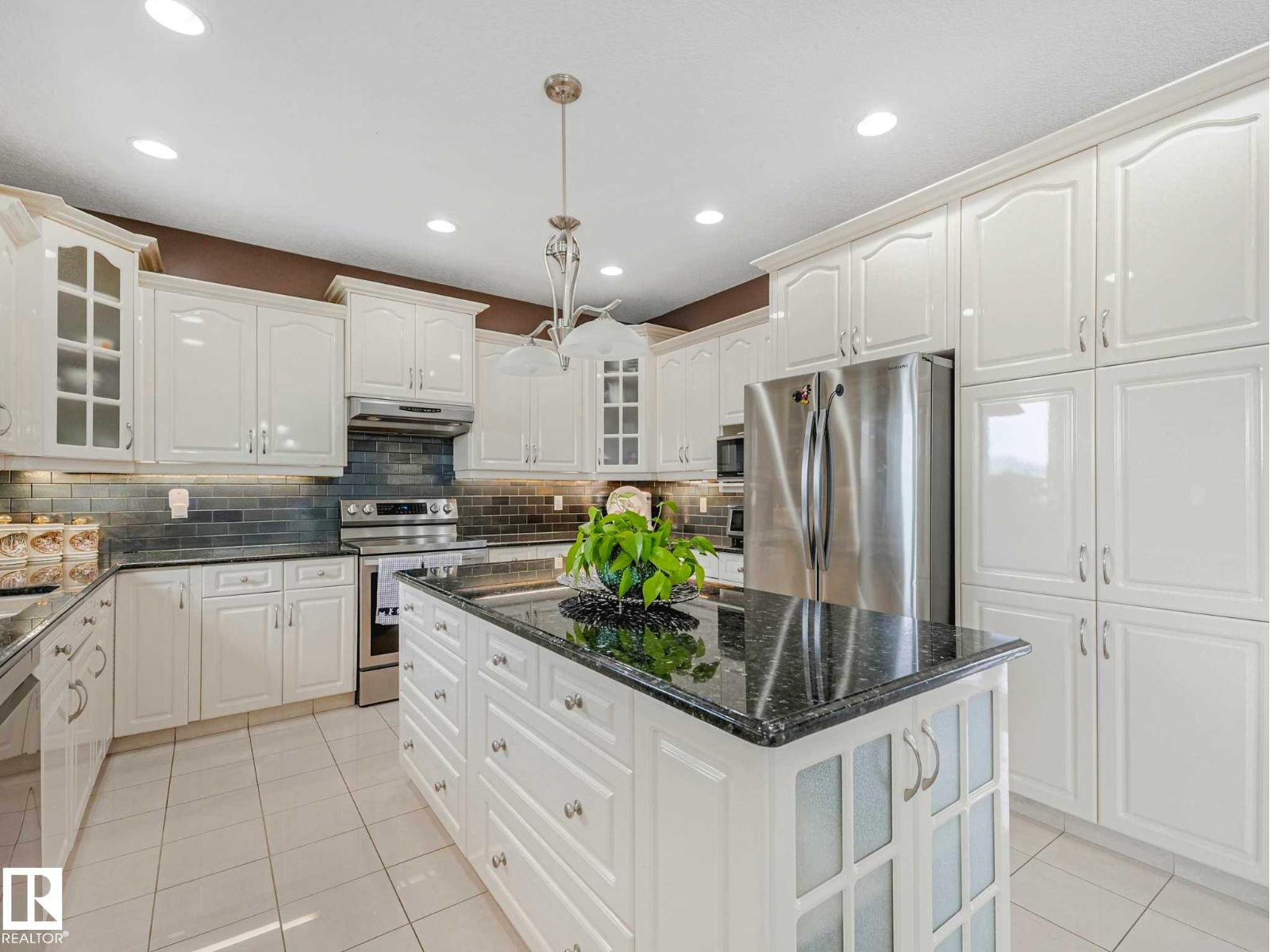 7516 161A Av Nw, Edmonton, AB - Indoor Photo Showing Kitchen With Upgraded Kitchen
