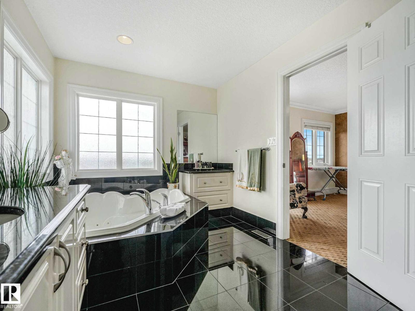 7516 161A Av Nw, Edmonton, AB - Indoor Photo Showing Bathroom