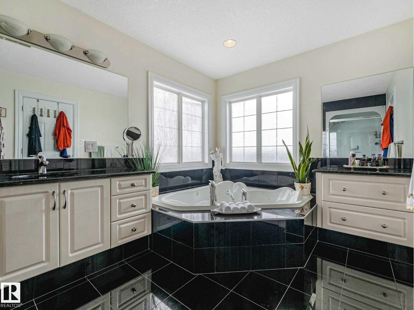 7516 161A Av Nw, Edmonton, AB - Indoor Photo Showing Bathroom