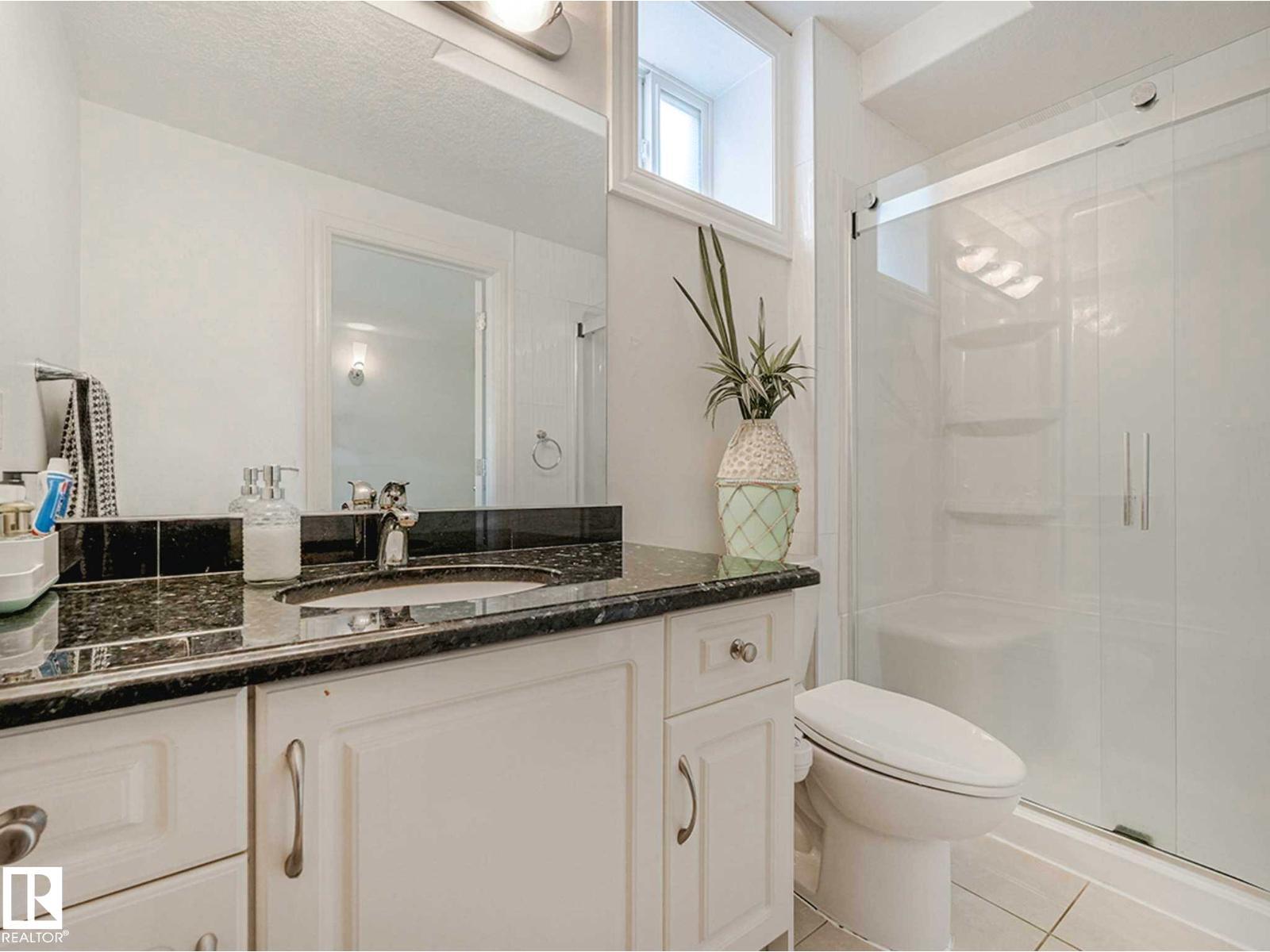7516 161A Av Nw, Edmonton, AB - Indoor Photo Showing Bathroom