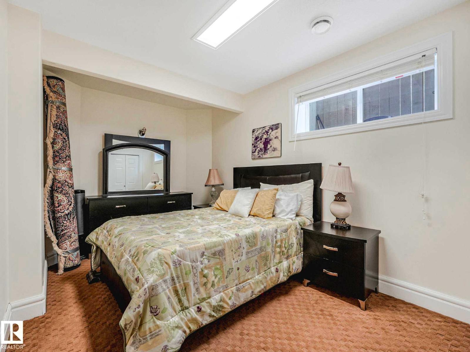 7516 161A Av Nw, Edmonton, AB - Indoor Photo Showing Bedroom