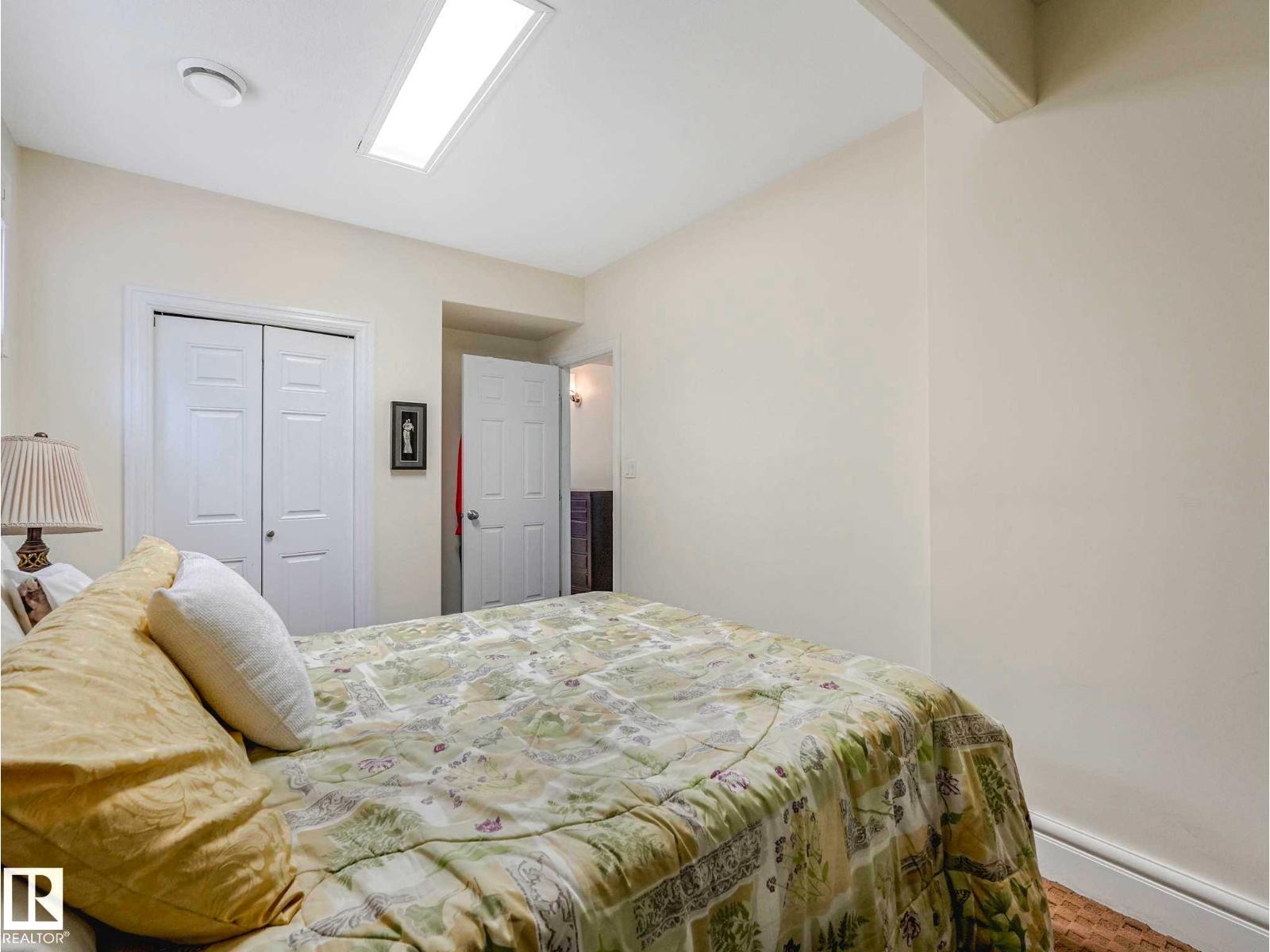 7516 161A Av Nw, Edmonton, AB - Indoor Photo Showing Bedroom