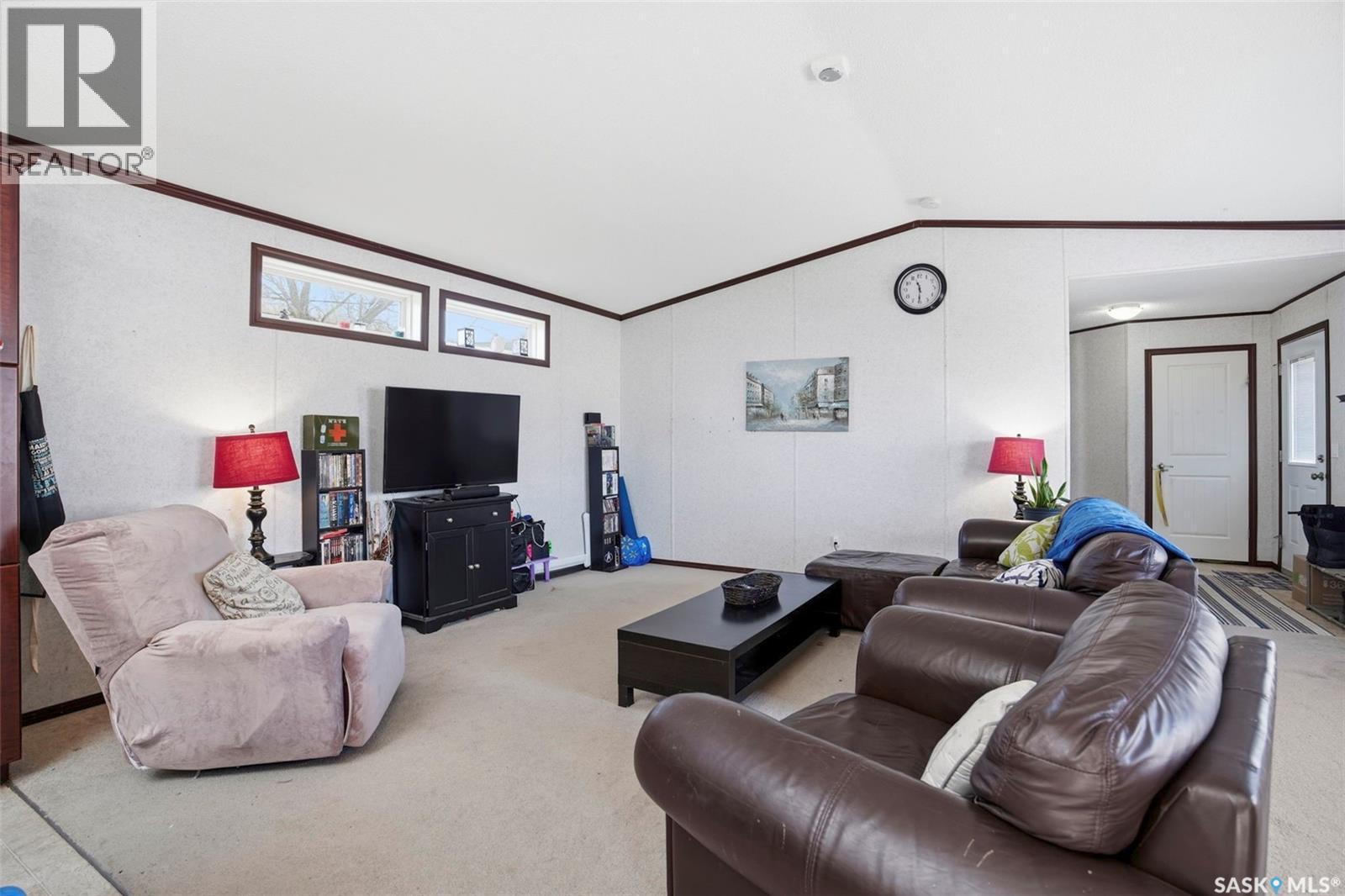 533 3Rd Avenue, Young, SK - Indoor
