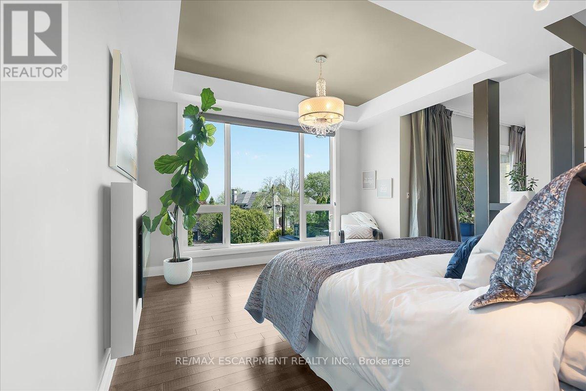 1309 Beaufort Drive, Burlington, ON - Indoor Photo Showing Bedroom
