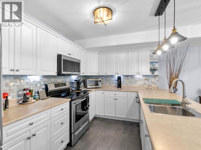 A-45 Drift Drive, Whitehorse, YT - Indoor Photo Showing Kitchen With Upgraded Kitchen