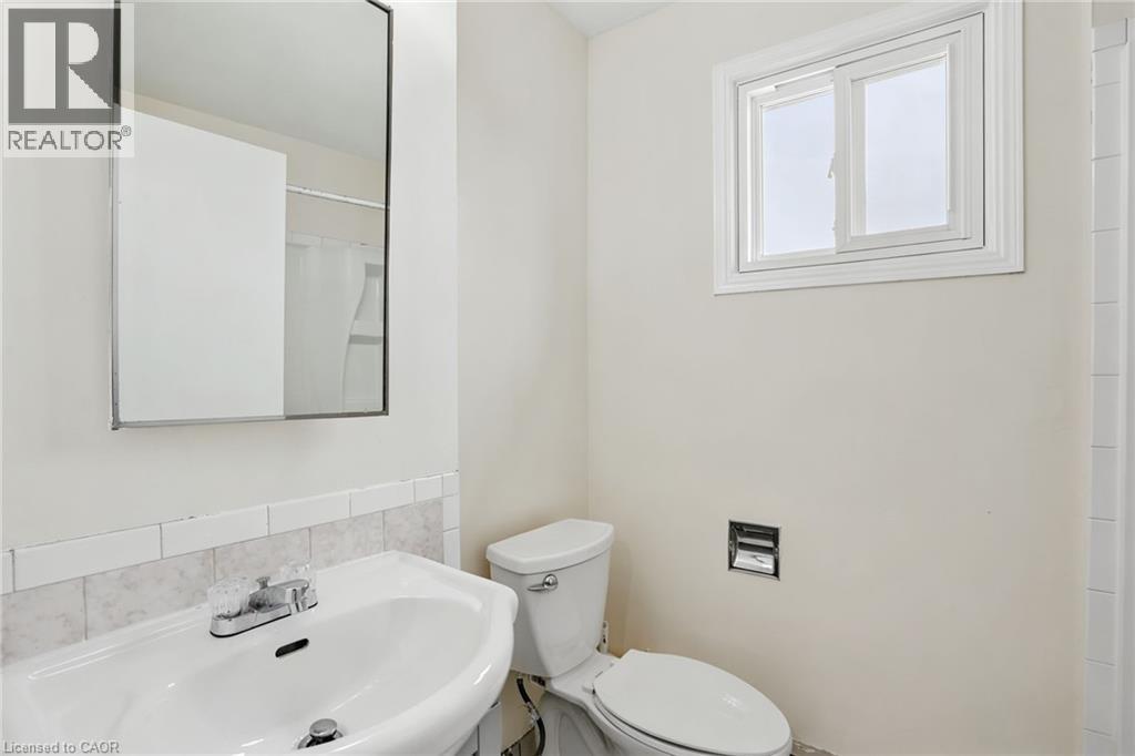 65 Mount Albion Road Unit# 4, Hamilton, ON - Indoor Photo Showing Bathroom
