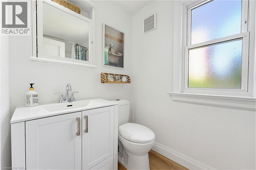 45 Middleton Street, Cambridge, ON - Indoor Photo Showing Bathroom