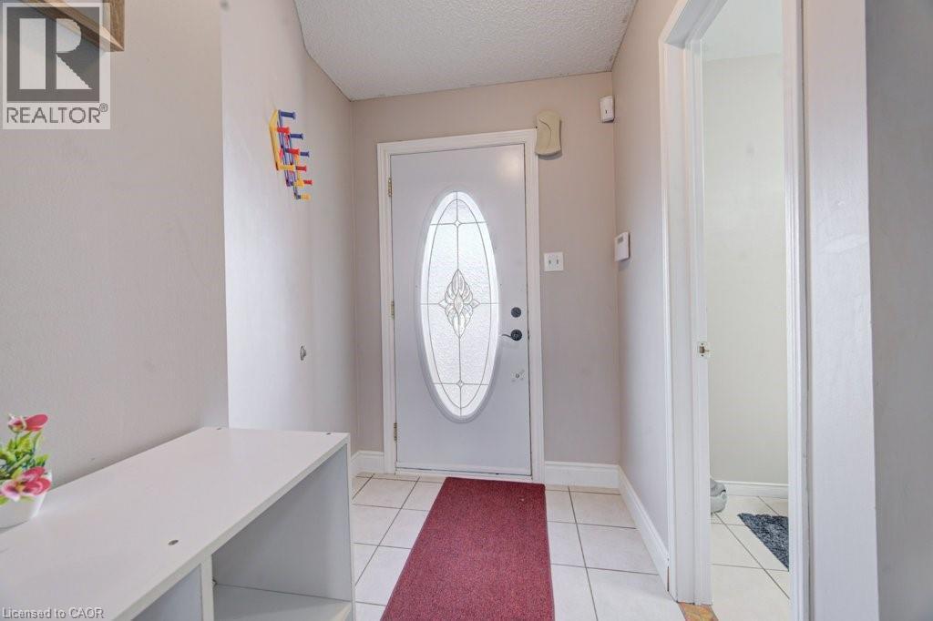 Entryway featuring a white door with an oval decorative glass insert - 334 Christopher Drive, Cambridge, ON - Indoor Photo Showing Other Room