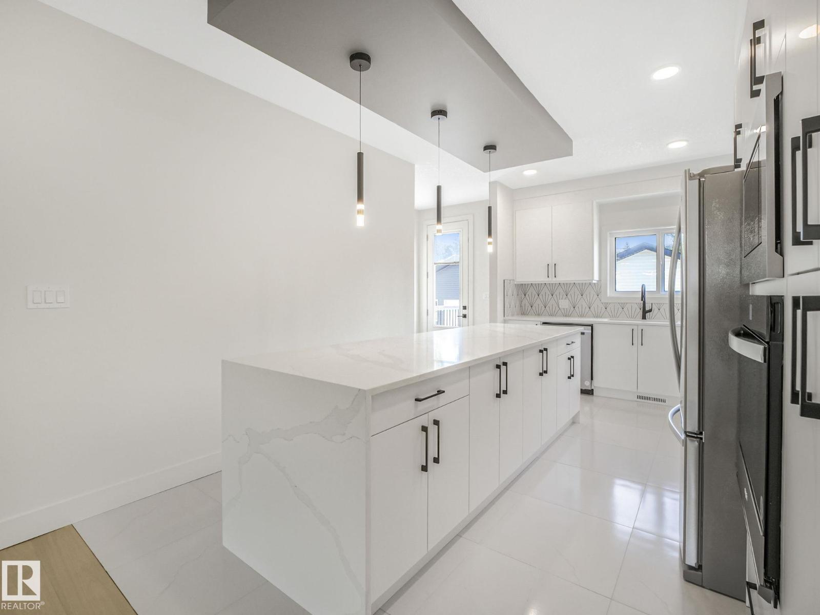 10963 129 St Nw, Edmonton, AB - Indoor Photo Showing Kitchen
