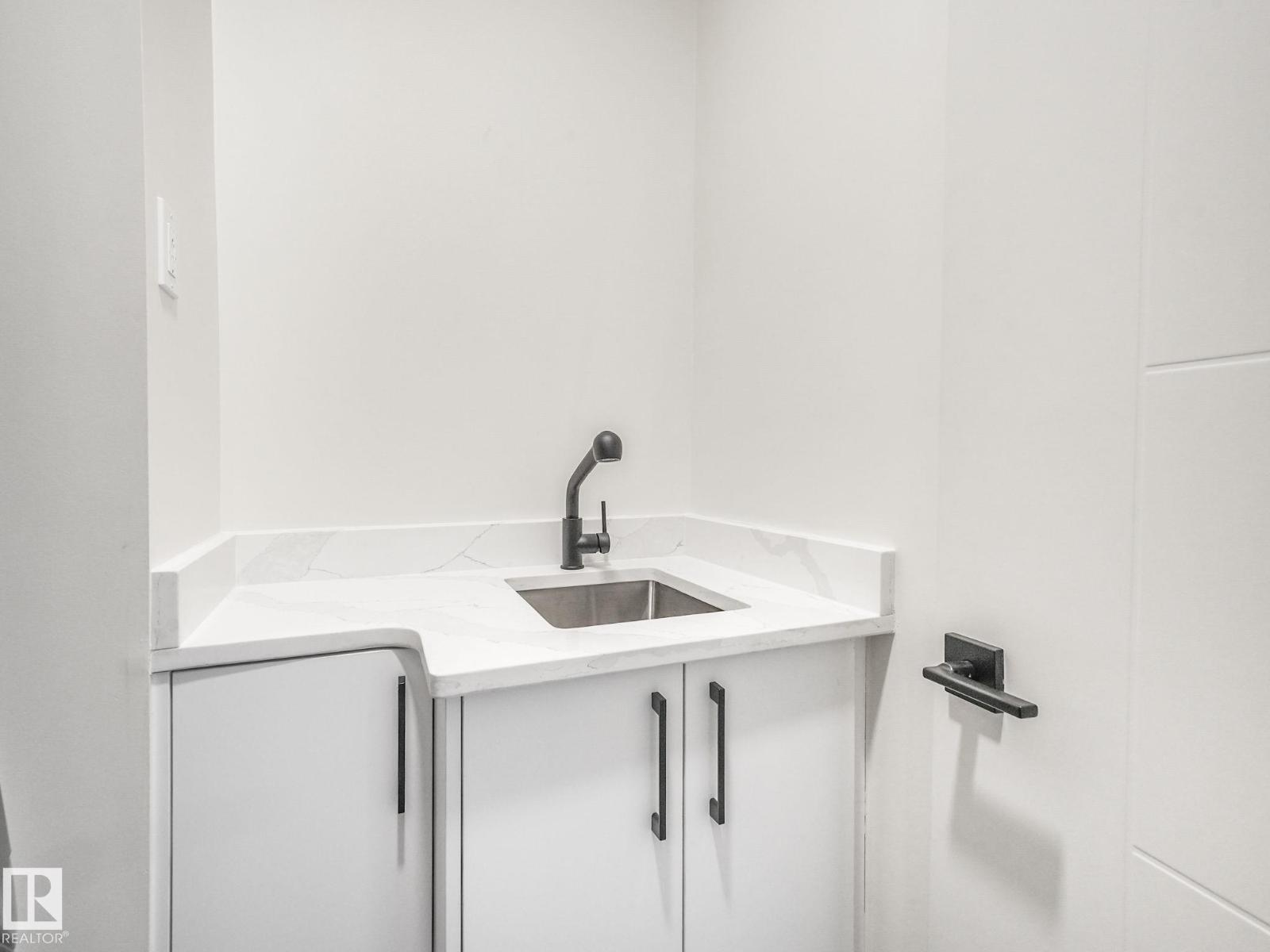 10963 129 St Nw, Edmonton, AB - Indoor