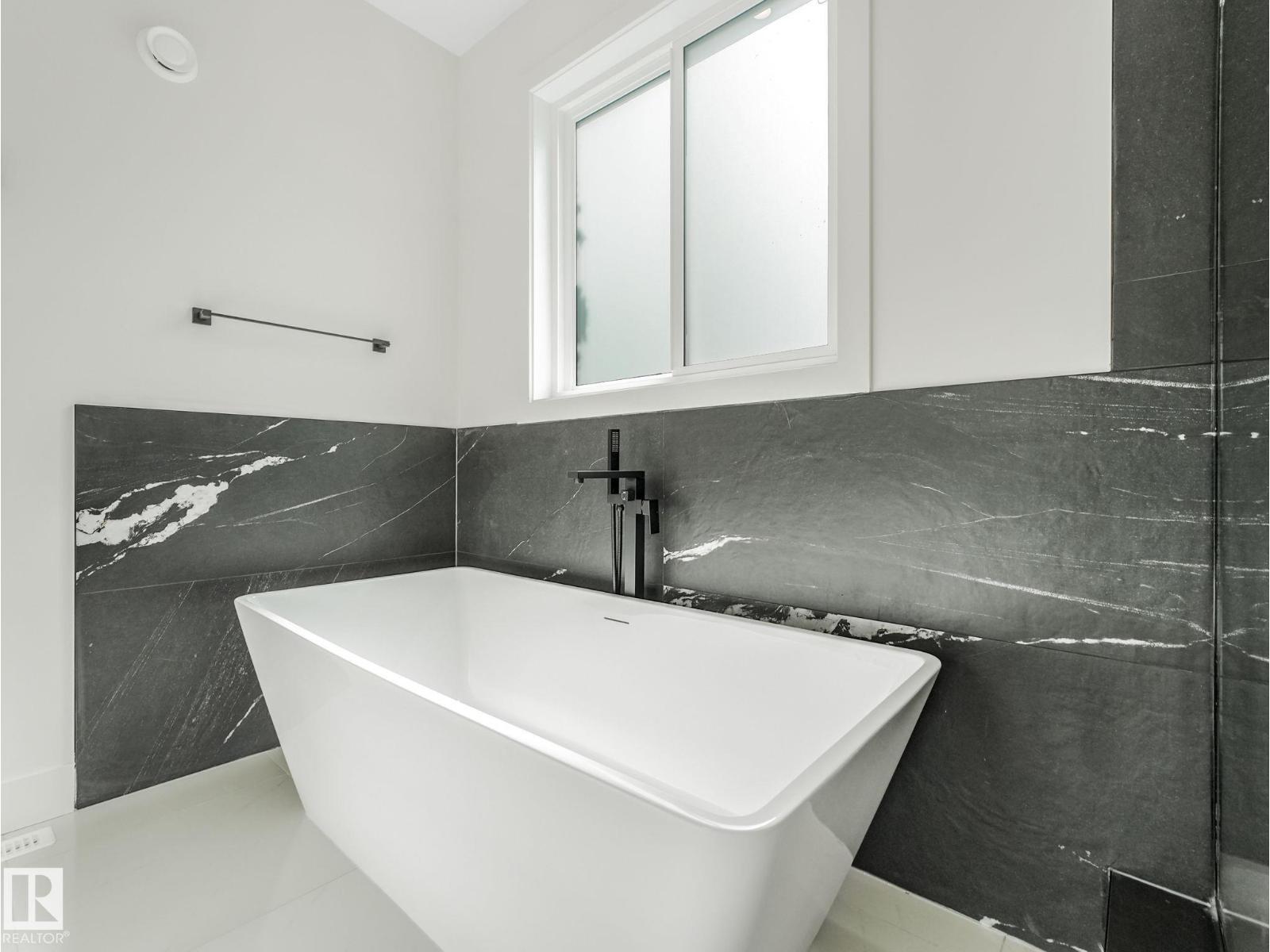 10963 129 St Nw, Edmonton, AB - Indoor