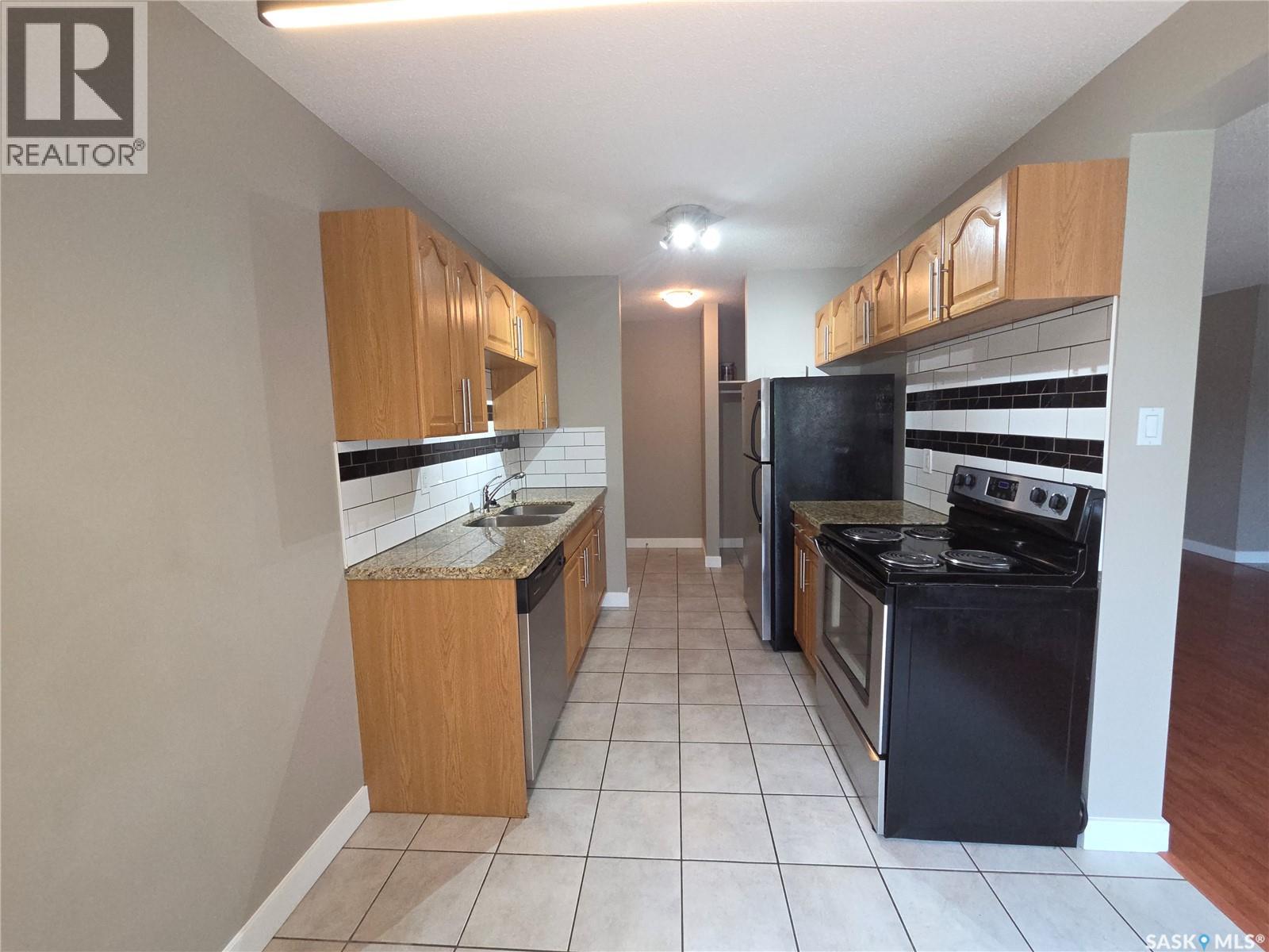 22 208 Lindsay Place, Saskatoon, SK - Indoor Photo Showing Kitchen With Double Sink