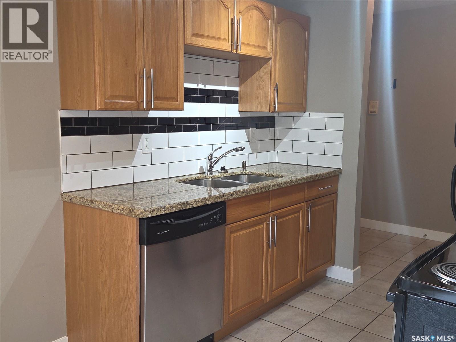 22 208 Lindsay Place, Saskatoon, SK - Indoor Photo Showing Kitchen With Double Sink