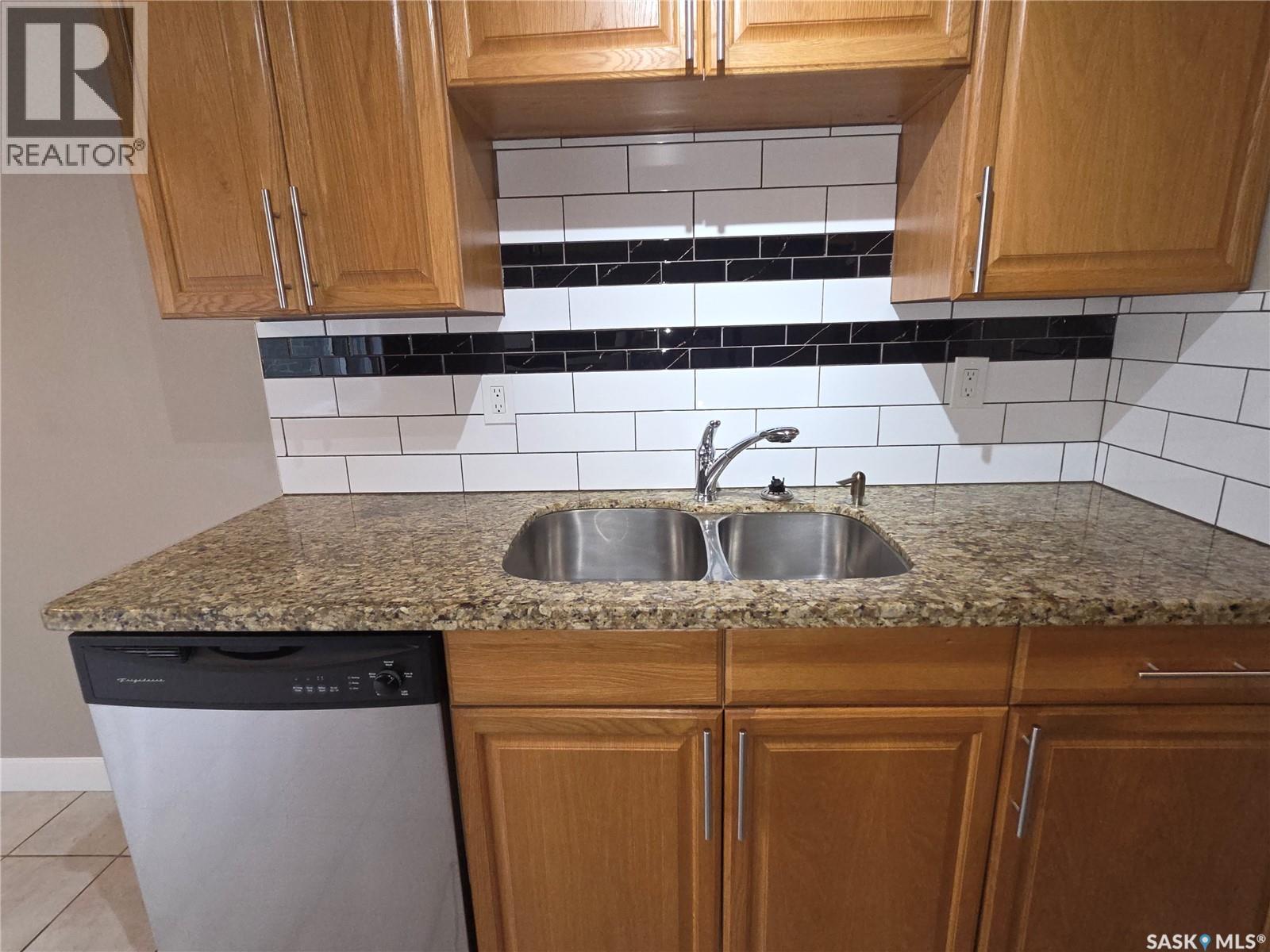 22 208 Lindsay Place, Saskatoon, SK - Indoor Photo Showing Kitchen With Double Sink
