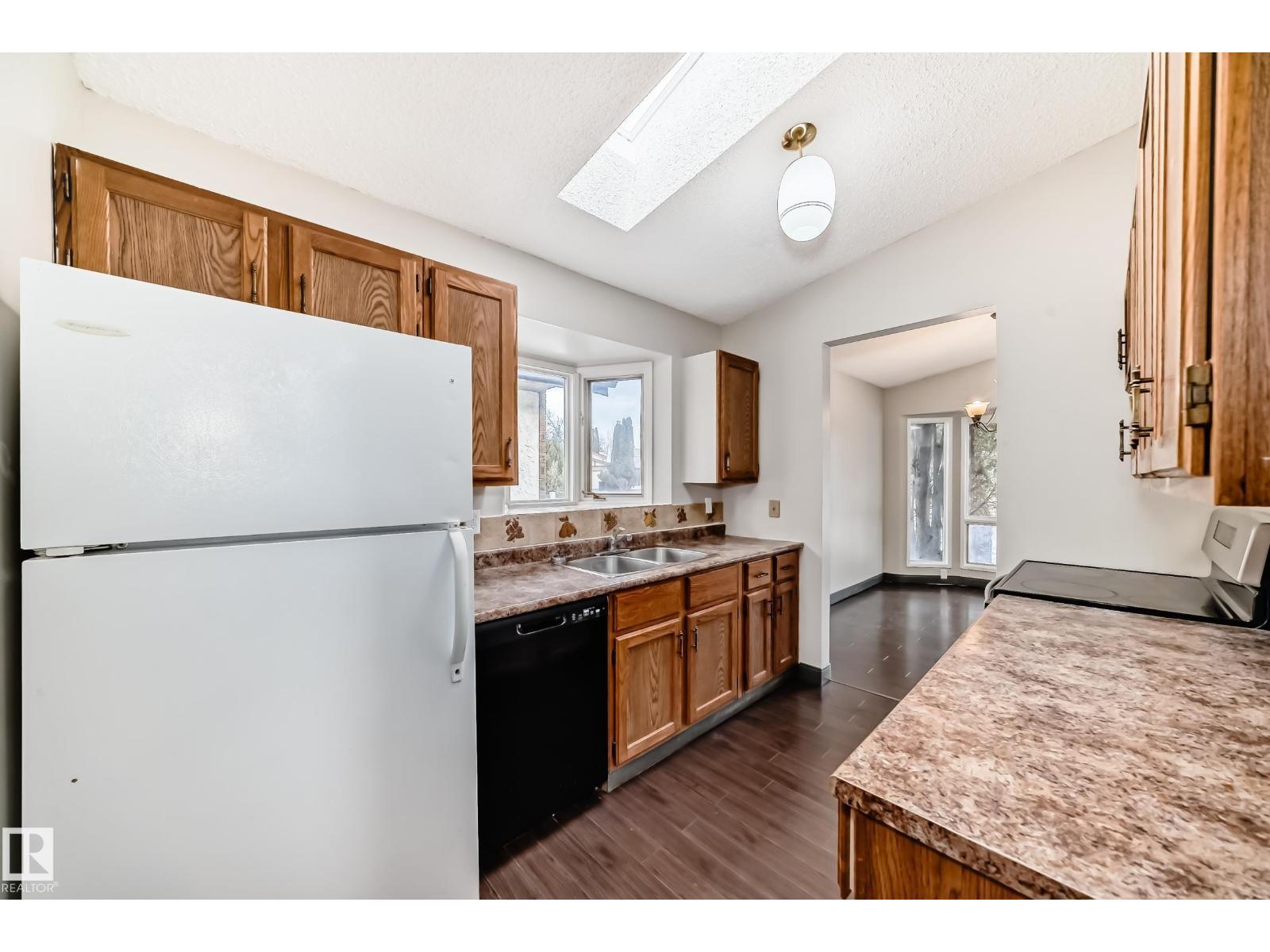 8516 190 St Nw, Edmonton, AB - Indoor Photo Showing Kitchen With Double Sink